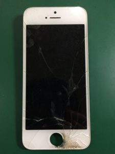 iPhoneの割れているガラスの写真