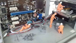 パソコンを修理をしているイメージ