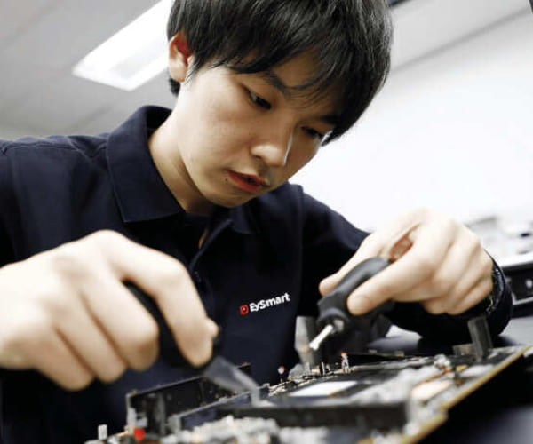 EyeSmartのスタッフや店内の様子