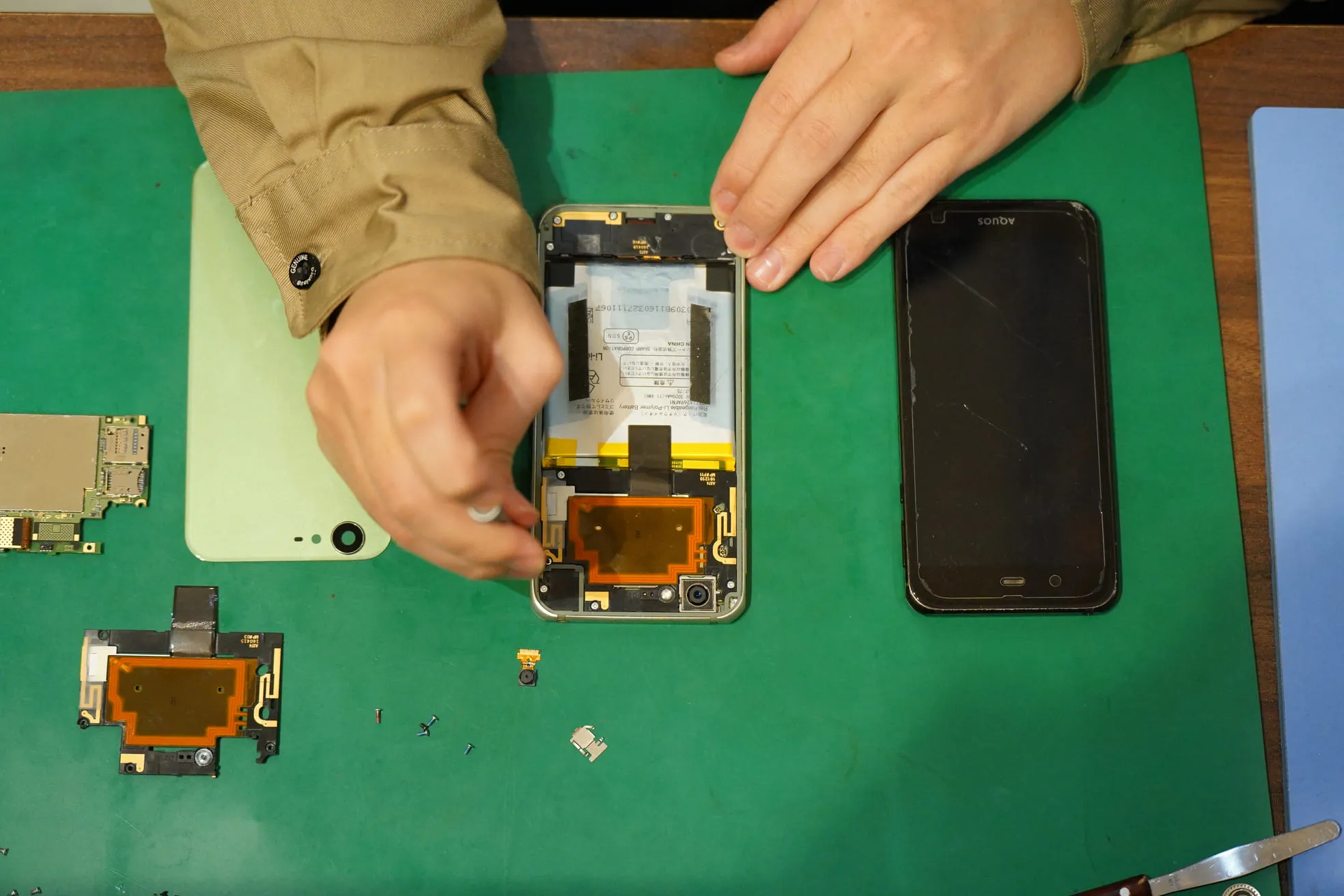 iPhone内部パーツの交換作業