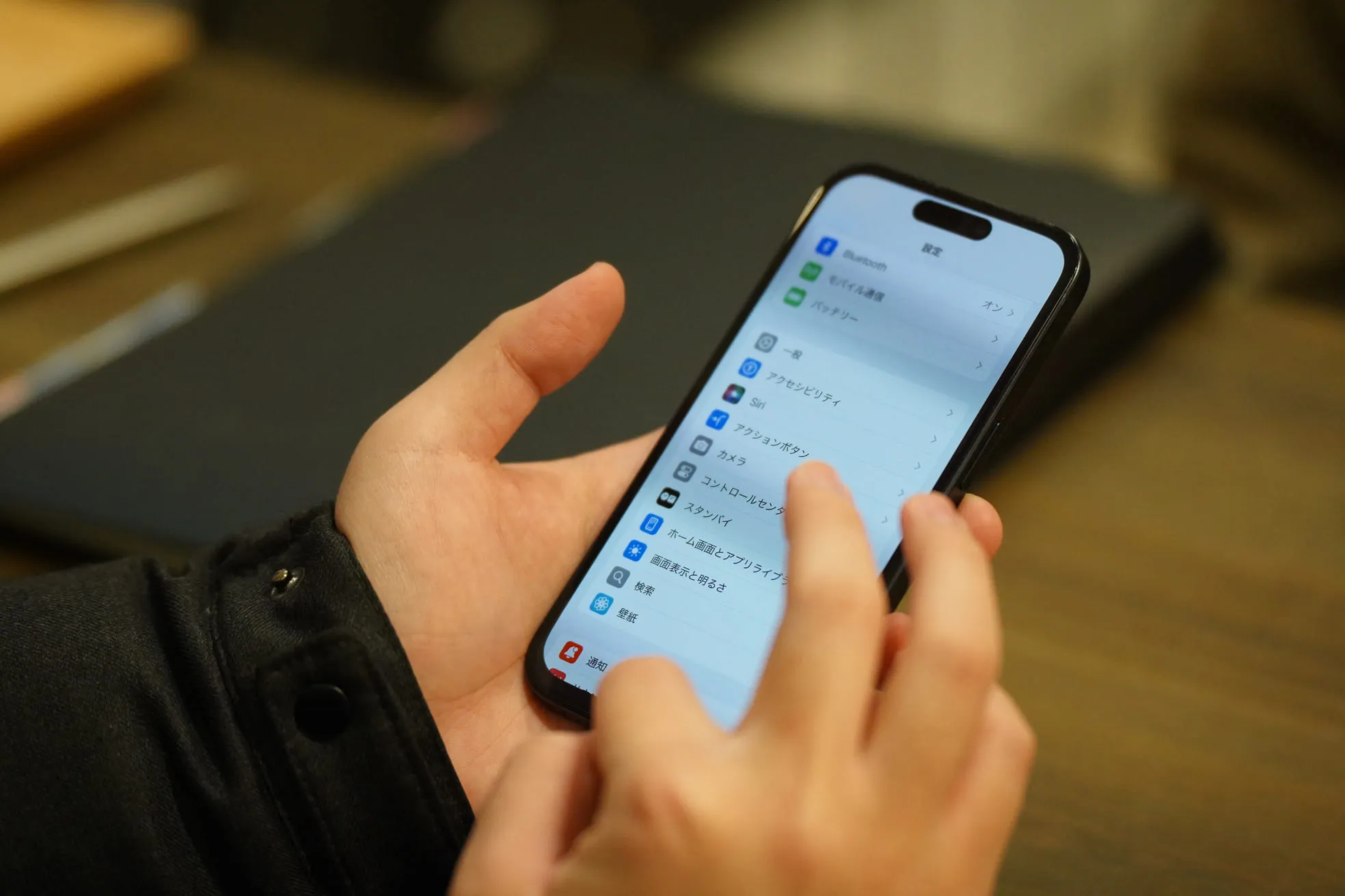 EyeSmartスタッフがiPhone修理をしている様子