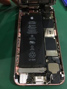 iPhone6sが濡れてしまっている内部の画像