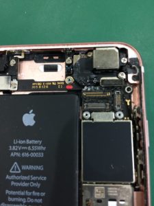 iPhone6sの水没状況-コネクターが腐食している状態