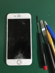 iPhone6sのホームボタンの周りが激しく割れている写真