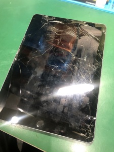 印西市よりiPad6のガラス割れ修理のご依頼の写真