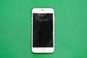 iPhoneのガラスが割れてる写真